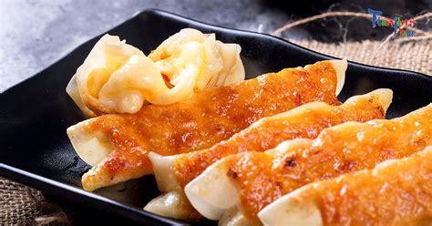   Liaoyuan City Three Fresh Potstickers: Crispy on the Outside, Juicy and Delicious Within!